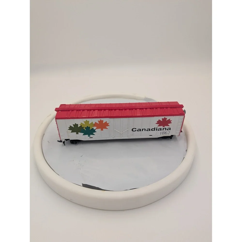 HO Scale Canadiana 1867 Boxcar White Red‎ Maple Leaf Model Train Rolling Stock